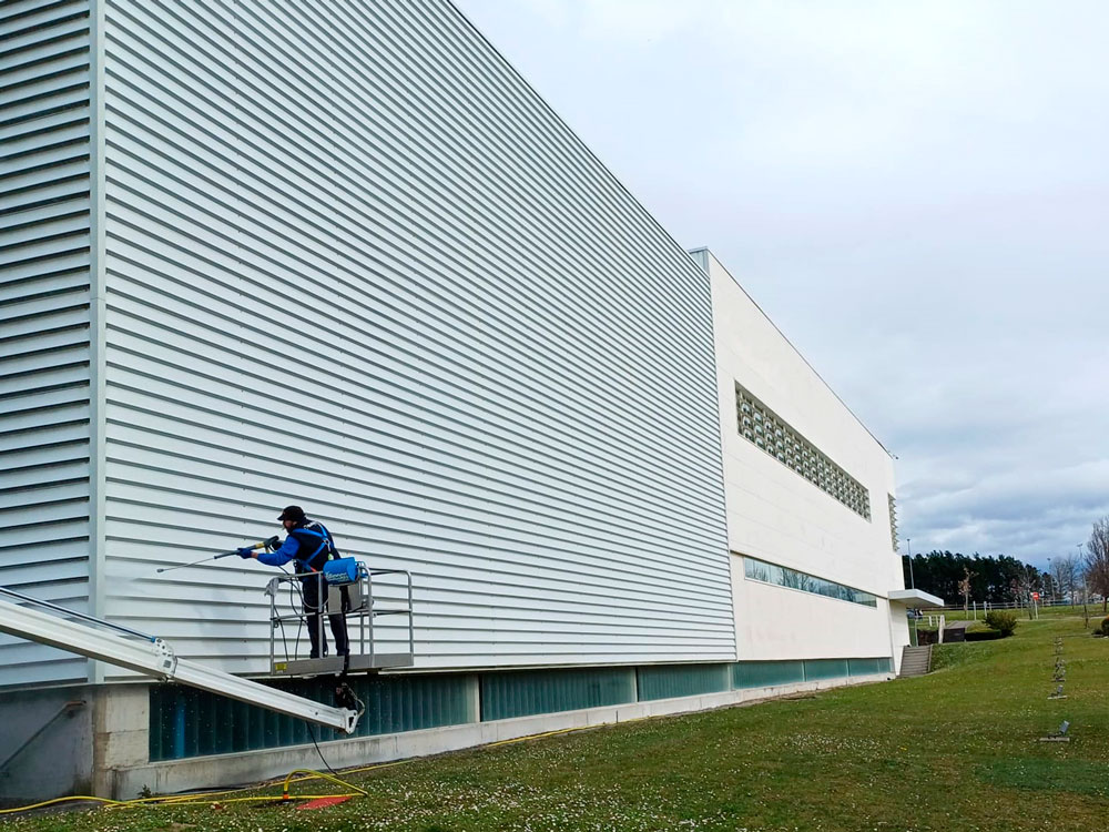 Limpieza fachada empresa agua presión altura